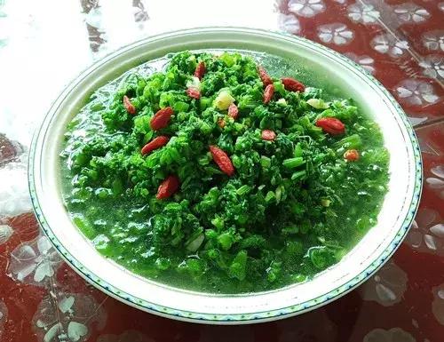 菜農(nóng)種植無(wú)需噴農(nóng)藥的蔬菜，不僅栽培簡(jiǎn)單、而且效益高